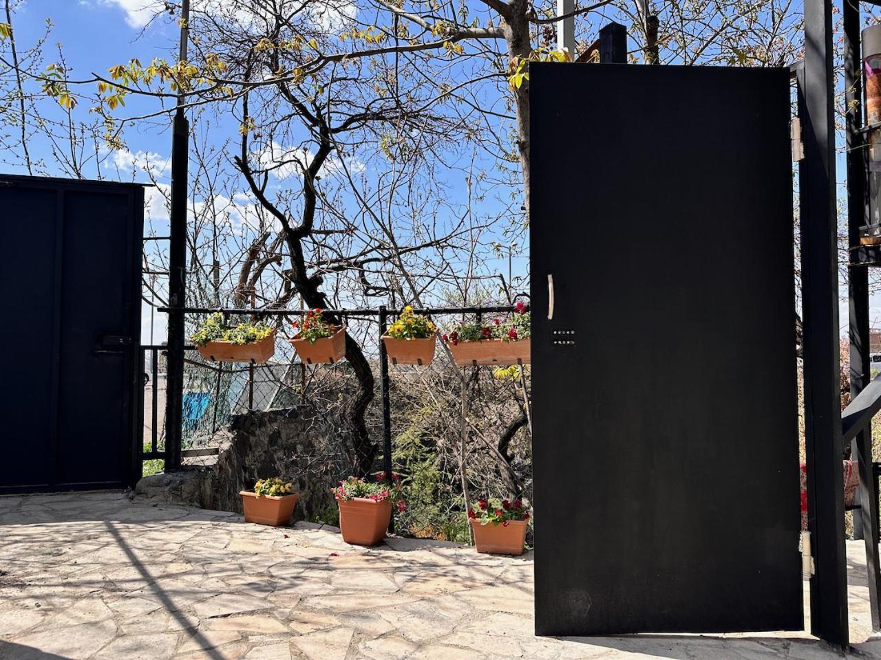 Cosy Studio With Beautiful Garden エレバン エクステリア 写真